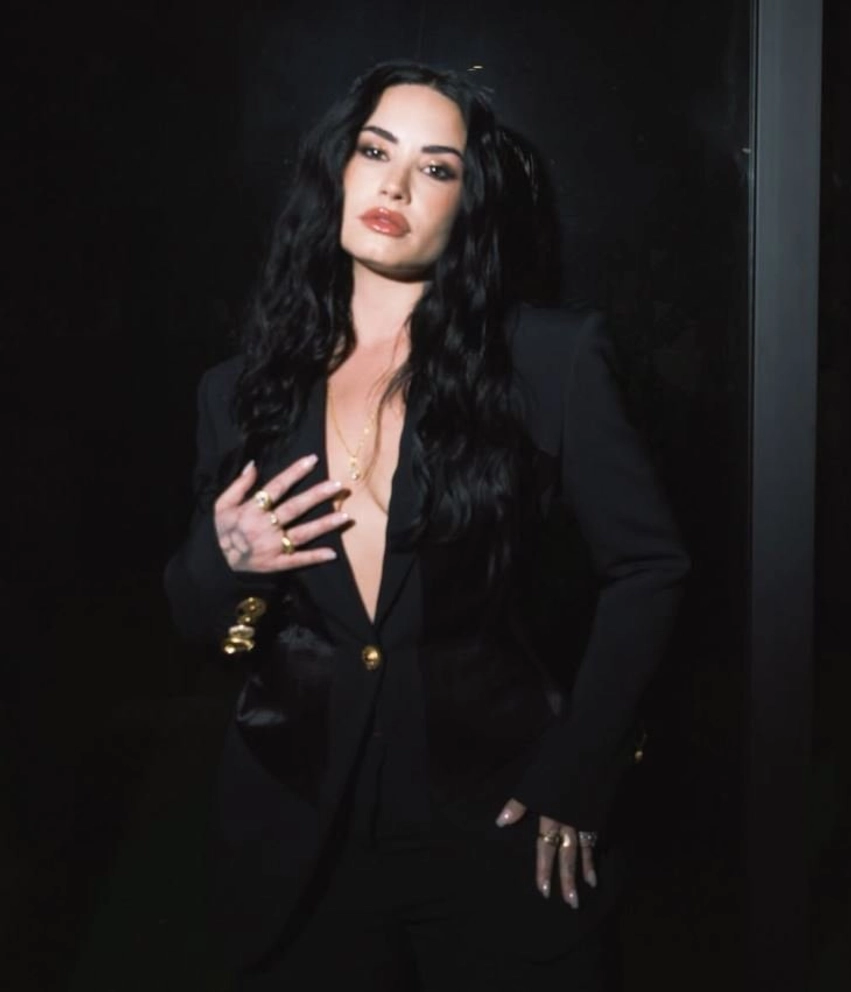 Demi Lovato sfidon kohën  fansat mahniten nga pamja e saj pas një dekade
