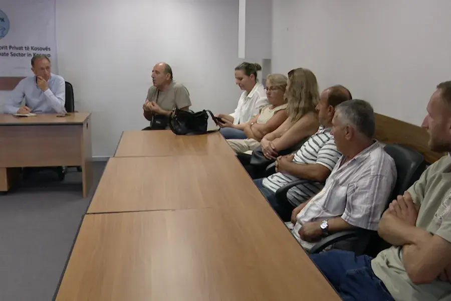 Punëtorët teknikë të shkollave në Prishtinë në grevë, kërkojnë pagat e papaguara