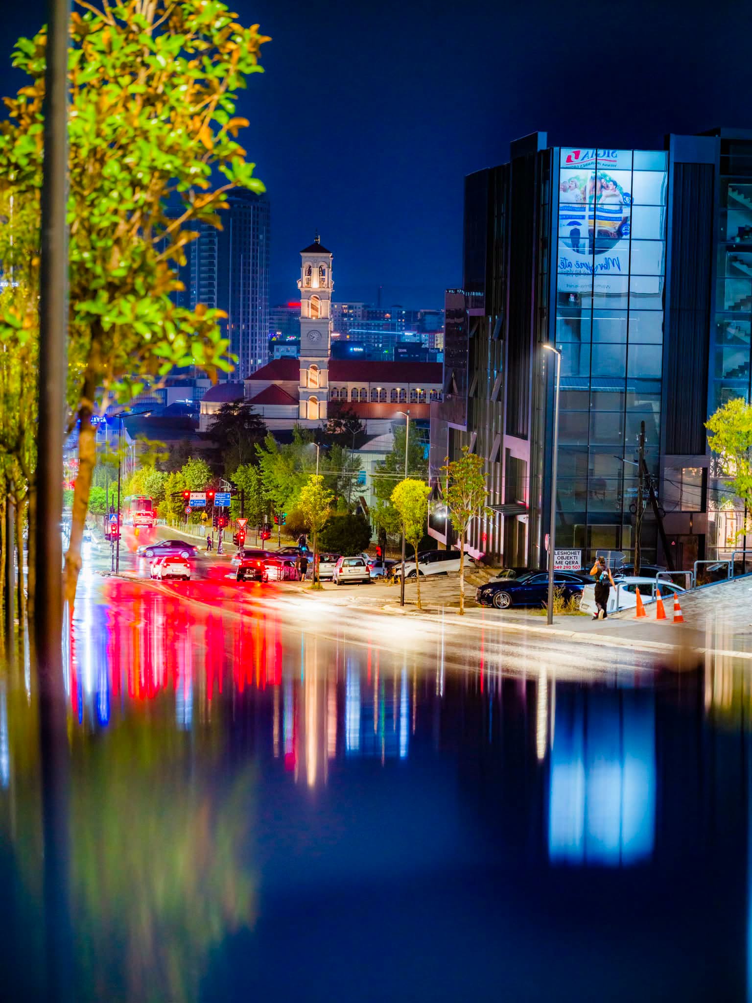 Reflektimi i nat&euml;s n&euml; Prishtin&euml;. / Fotografia: Arben Llapashtica
