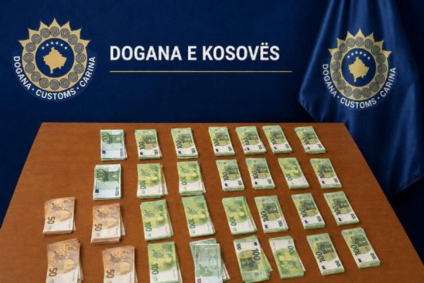 Dogana zbulon 30 mijë euro të padeklaruara në Vërmicë
