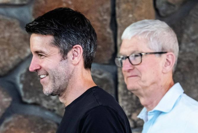 John Ternus merr drejtimin e Apple/ Tim Cook largohet pas 15 vitesh