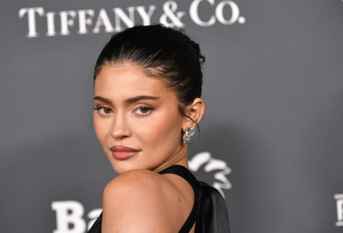 Kylie Jenner rikthen trendin e viteve ’90, manikyri me kristale pushton rrjetin