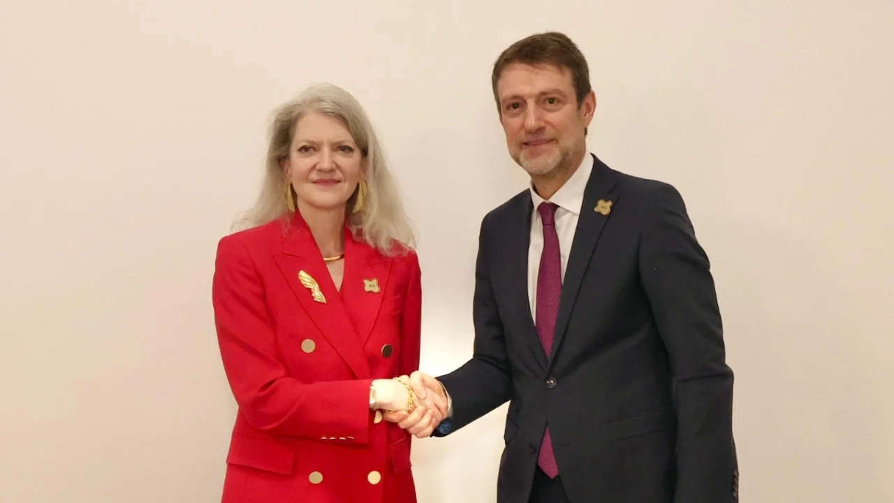 Hoxha takohet me Nënsekretaren e shtetit, ministri: Fokus te mbrojtja, siguria dhe NATO, avancojnë interesat e përbashkëta