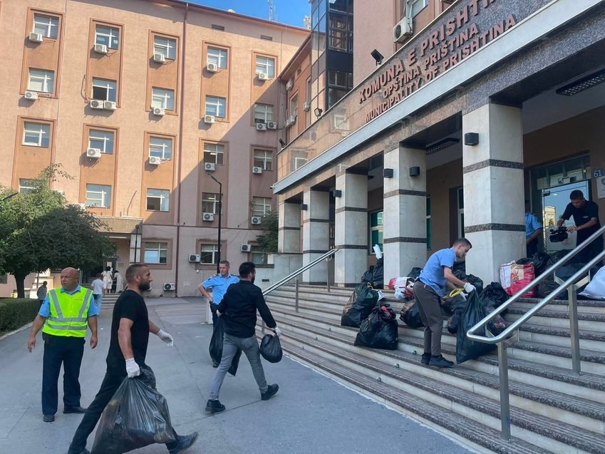 LVV-ja zhvillon aksion simbolik para Komunës së Prishtinës për gjendjen me mbeturinat 