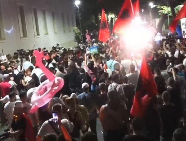 “Edi Rama frikacak” – Protestuesit janë mbledhur poshtë zyrës, sfidojnë kryeministrin: Dil në bulevard!