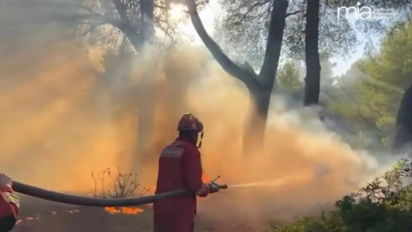Zjarret në Shqipëri  4 vatra mbeten aktive  mbi 500 forca dhe 3 helikopterë në terren
