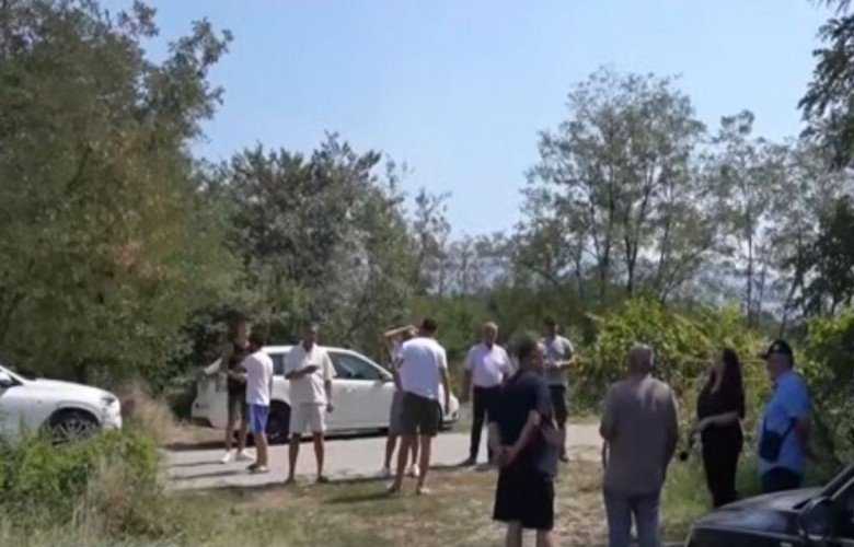 Banorët e Shpenadisë akuzojnë pularinë për ndotjen e lumit dhe kundërmimet