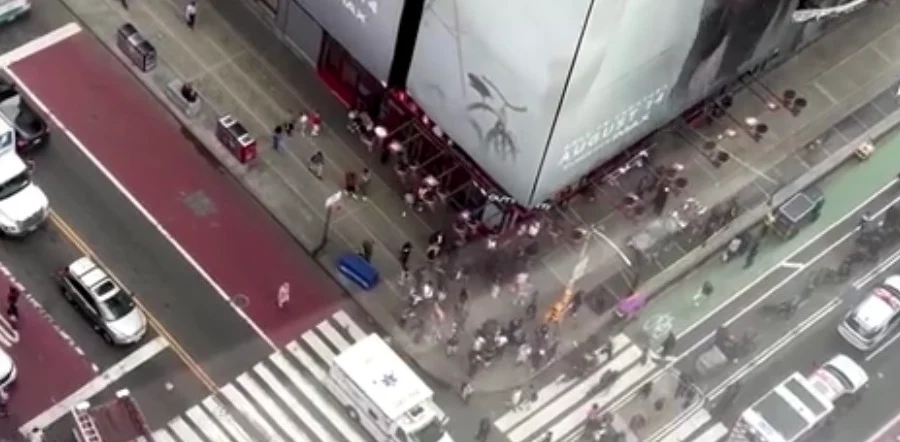 Vritet me thikë zv.presidentja e Bank of America në Times Square, autorja sulmon me thikë edhe policët, ekzekutohet pas ndërhyrjes
