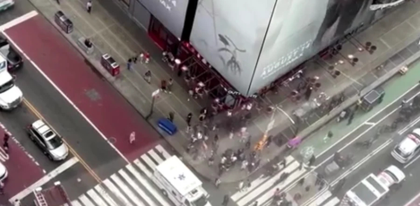 Vritet me thikë zv presidentja e Bank of America në Times Square  autorja sulmon me thikë edhe policët  ekzekutohet pas ndërhyrjes