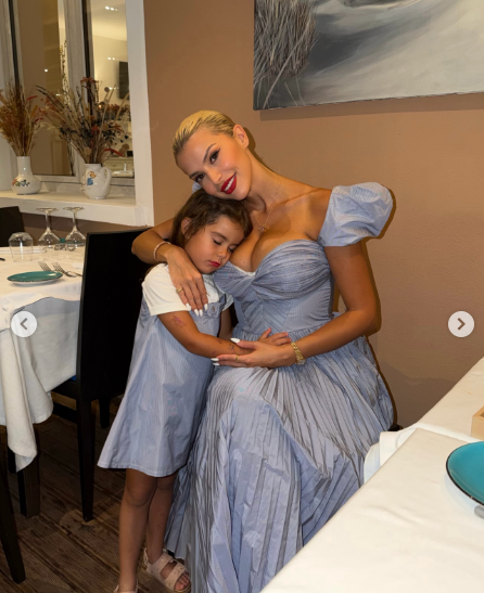 Marina Vjollca shkëlqen me fustan blu si qielli, publikon foto të ëmbla me vajzën