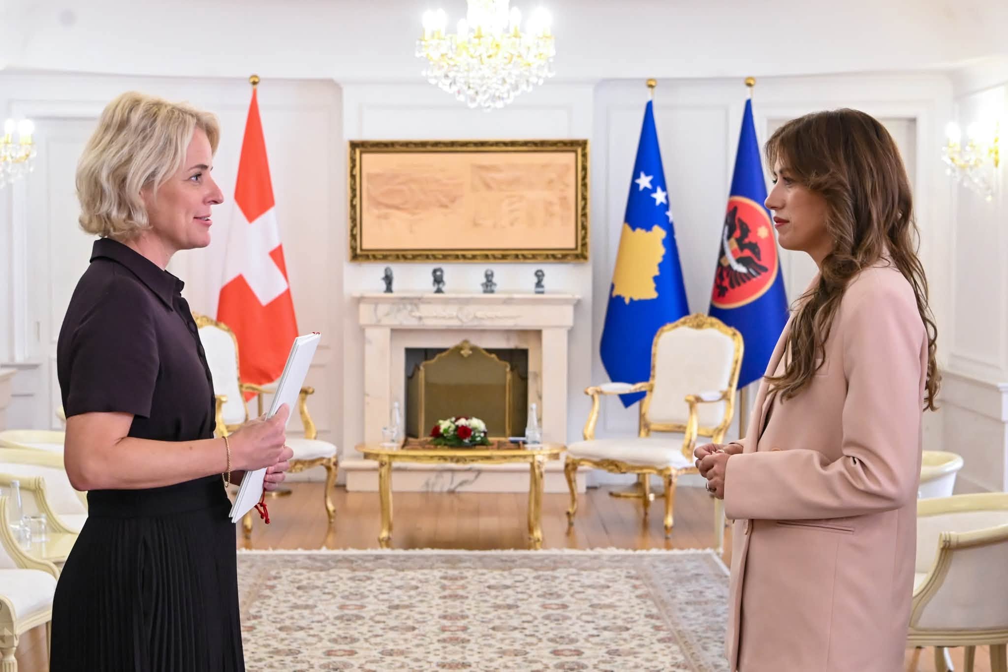 U.D. Presidentja Haxhiu pranoi letrat kredenciale të Ambasadores së re të Zvicrës në Kosovë