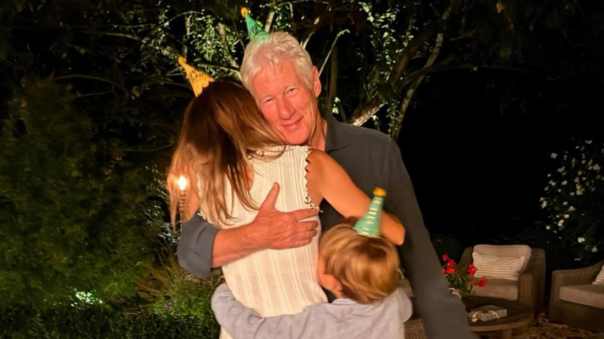 gruaja-e-richard-gere-uron-aktorin-per-ditelindje-me-nje-postim-emocionues-ne-instagram