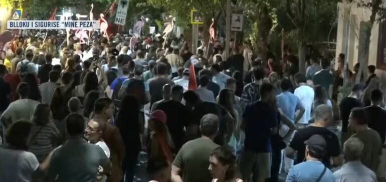 Aktivistët në qeli prej 24 orësh/ Protestuesit të vendosur, kërkojnë lirimin e të ndaluarve: Arrestoni Ramën dhe Ballukun, lironi qytetarët