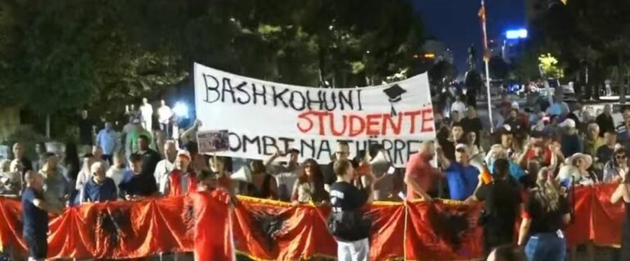 96 ditë protestë qytetare/ Marshimi vijon në Tiranë, protestuesit paralajmërojnë përshkallëzim