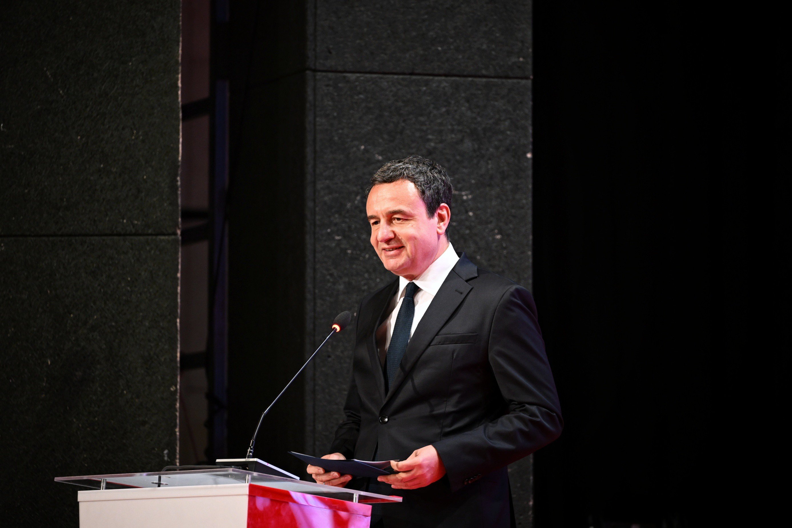 Kryeministri në detyrë Kurti mori pjesë në hapjen e “AI & Tech International Summit 2026” në Kolegjin AAB