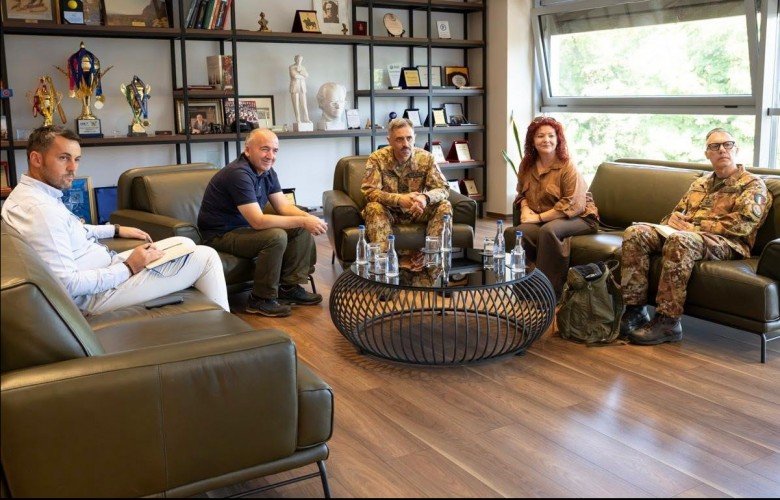 Komandanti i KFOR-it në Pejë takon kryetarin Muhaxheri
