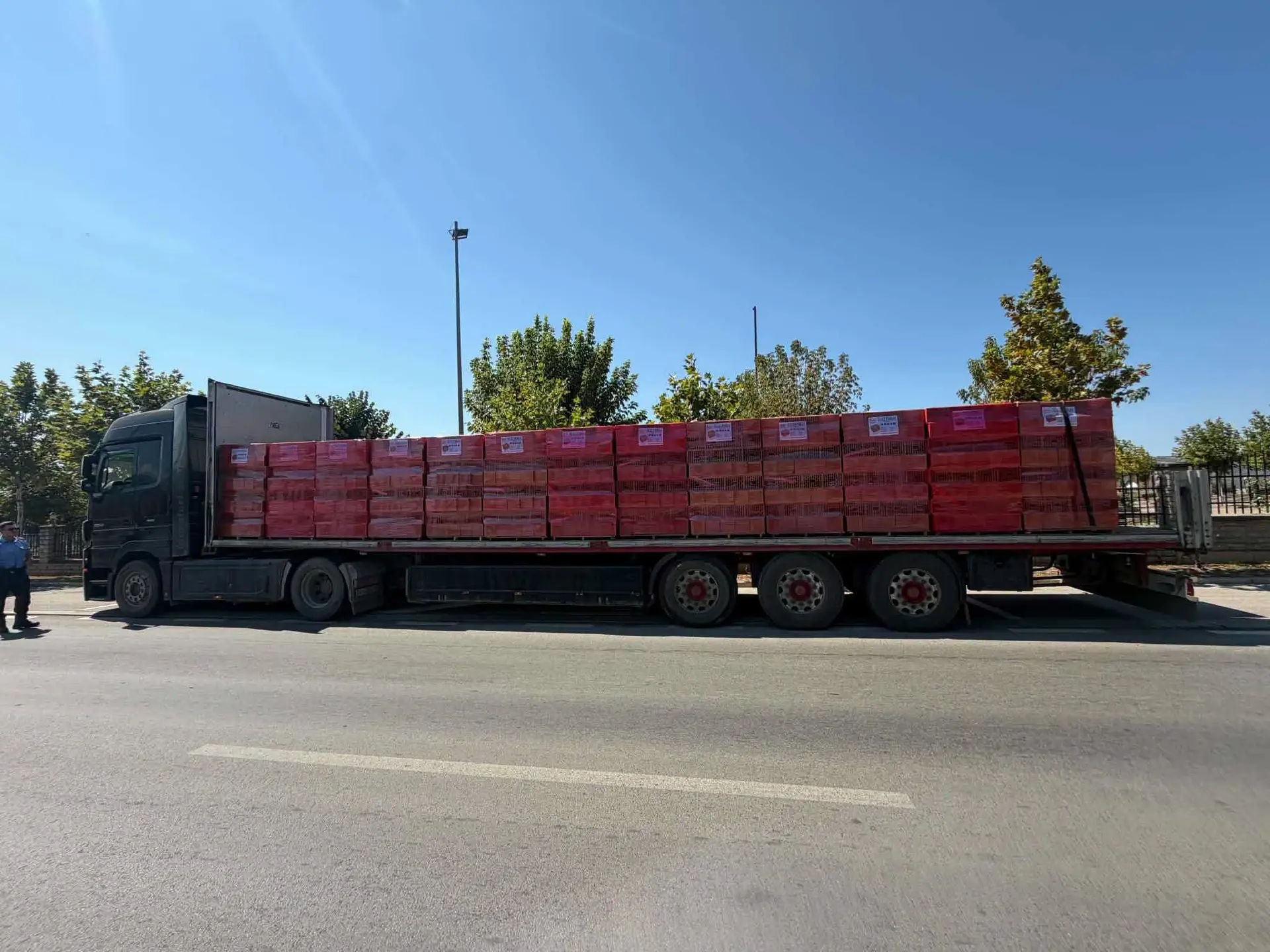 Gjobitet kompania në Prizren, kamioni transportonte ngarkesën pa siguri