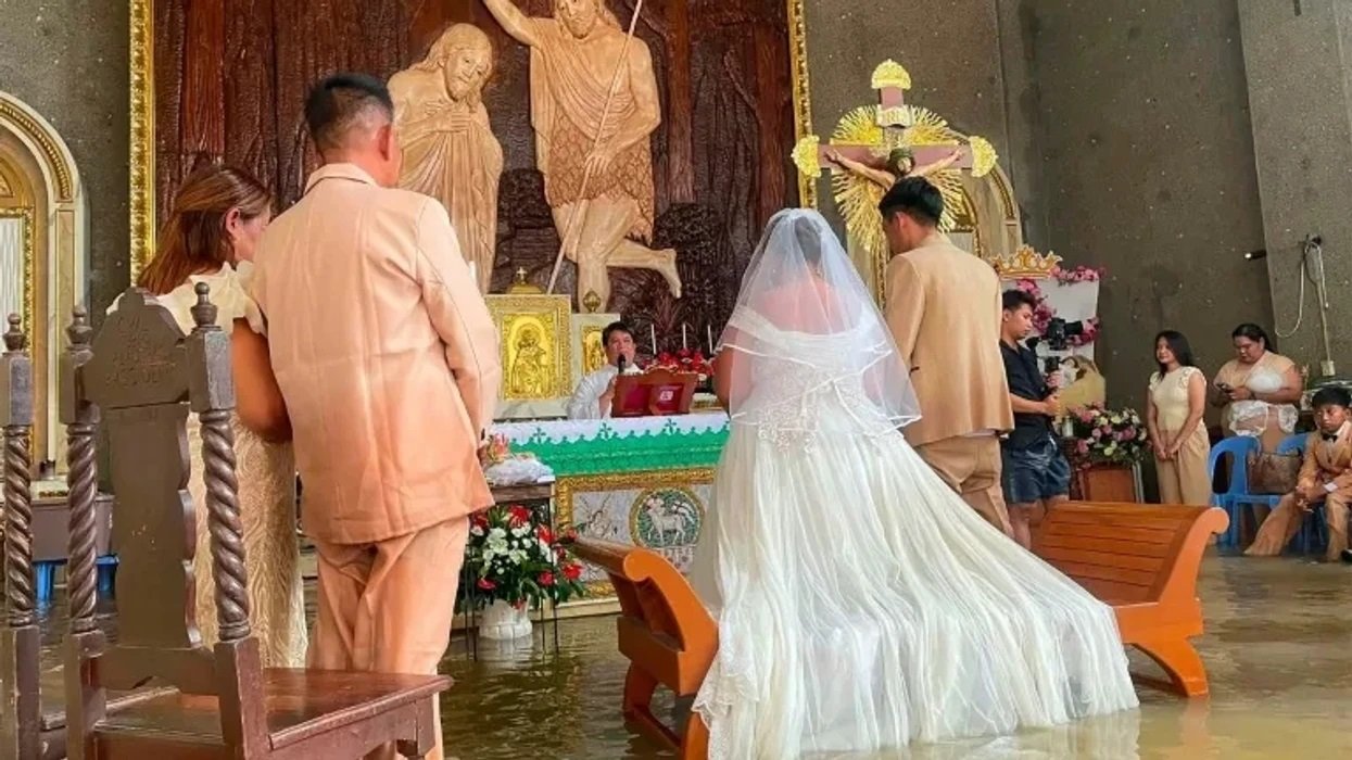 Çifti filipinas martohet në mes të përmbytjes: Asgjë nuk mund ta ndalonte bashkimin tonë