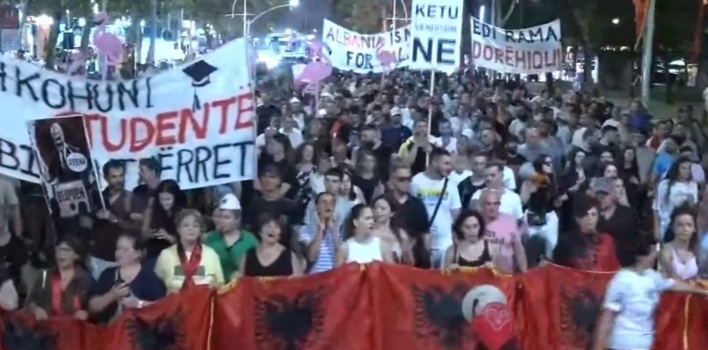 “Ju erdhi fundi!”- Protestuesit marshojnë drejt Komisariatit nr. 3, thirrje për lirimin e aktivistëve të ndaluar: Arrestoni Ramën, lironi qytetarët!