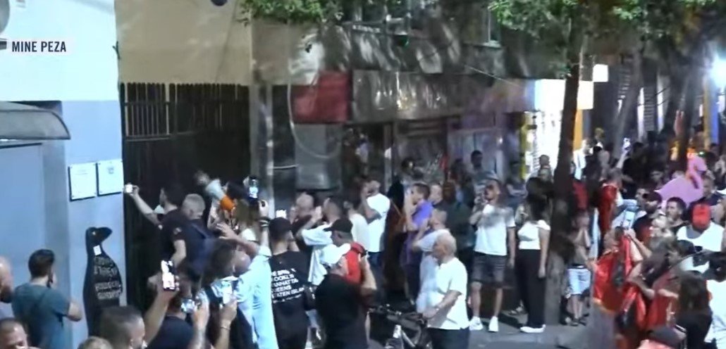 Protesta te Komisariati nr. 3 në mbështetje të të arrestuarve, qytetarët: Goca, çuna, jemi këtu, gjithë Shqipëria është me ju!
