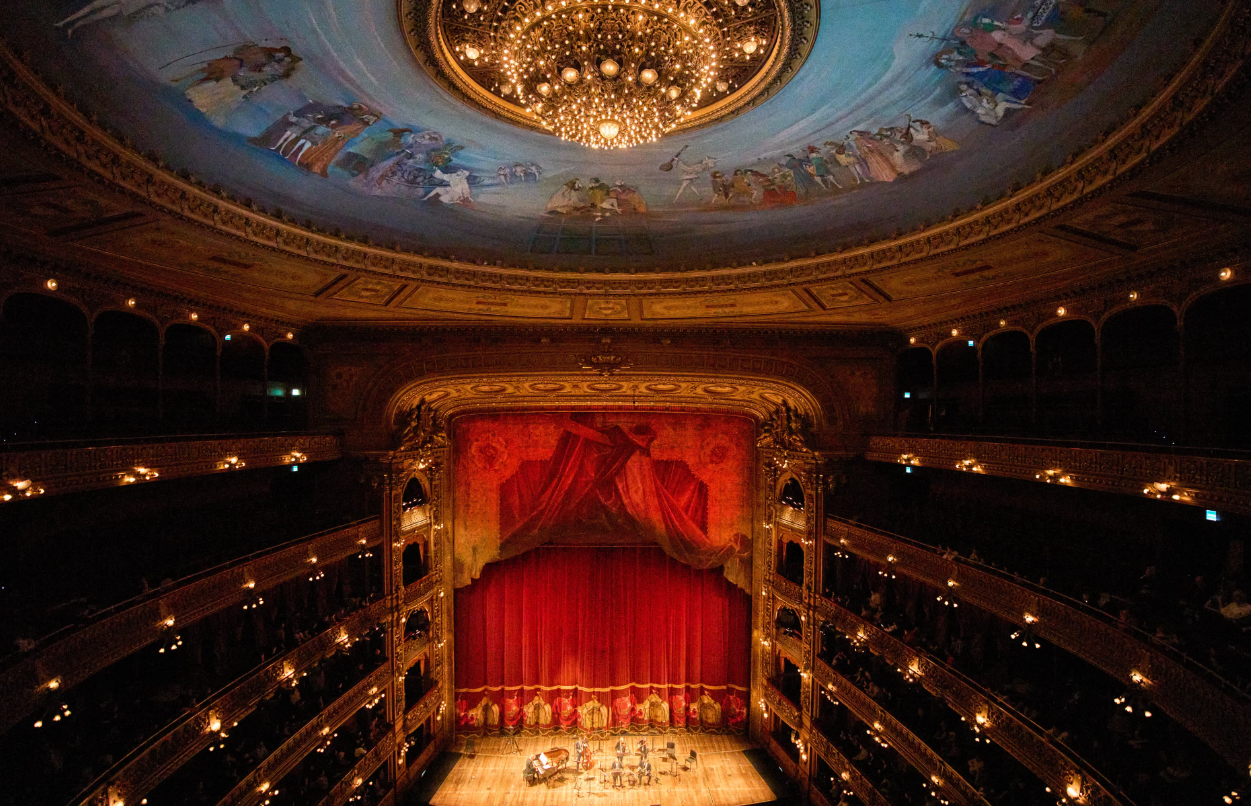 Orkestra e dhom&euml;s "La Camerata Argentina" duke performuar n&euml; "Teatro Col&oacute;n" n&euml; kuad&euml;r t&euml; nj&euml;...