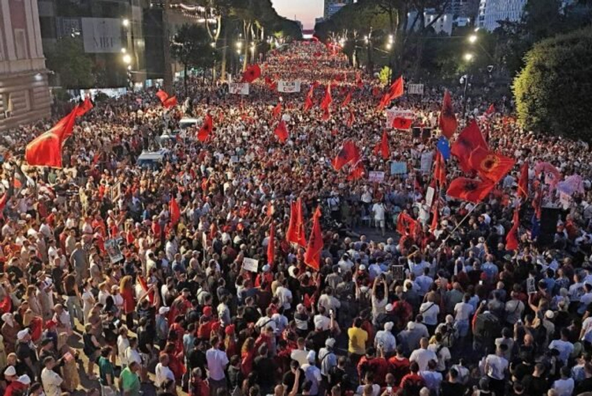 96 ditë revoltë  Protestuesit sërish në shesh  paralajmërohet përshkallëzim deri në  rrethimin  e Kryeministrisë  Rama jep dorëheqjen