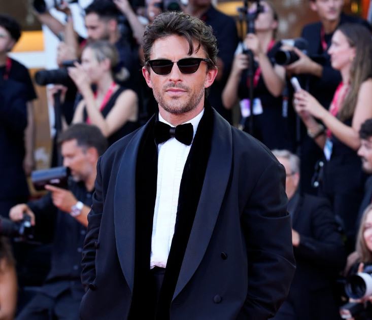 Jonathan Bailey mahnit në Venecia, shfaqet me një smoking elegant dhe plot stil