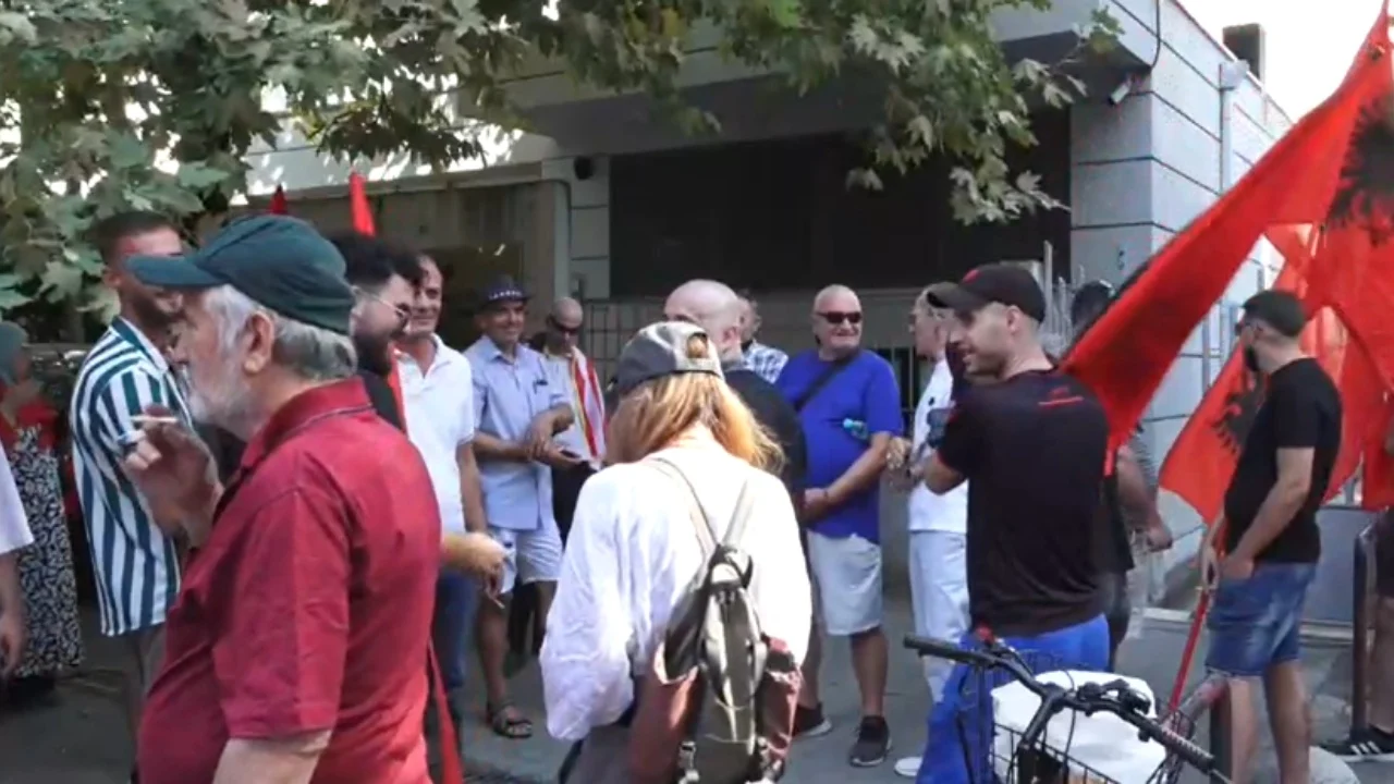 “Jemi ju”/ Protestuesit mblidhen para gjykatës, kërkojnë lirimin e 14 të arrestuarve