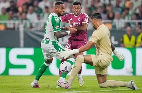Real Madridi tronditet në Sevilla! Mbappe dështon nga penalltia 