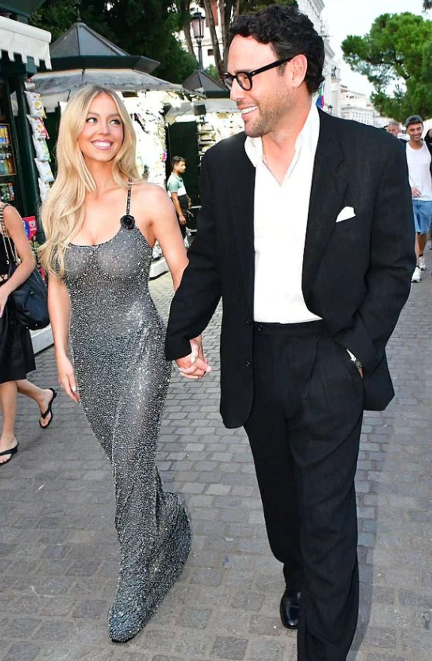 Sydney Sweeney shfaqet e dashuruar me Scooter Braun në Venecia 2 Image
