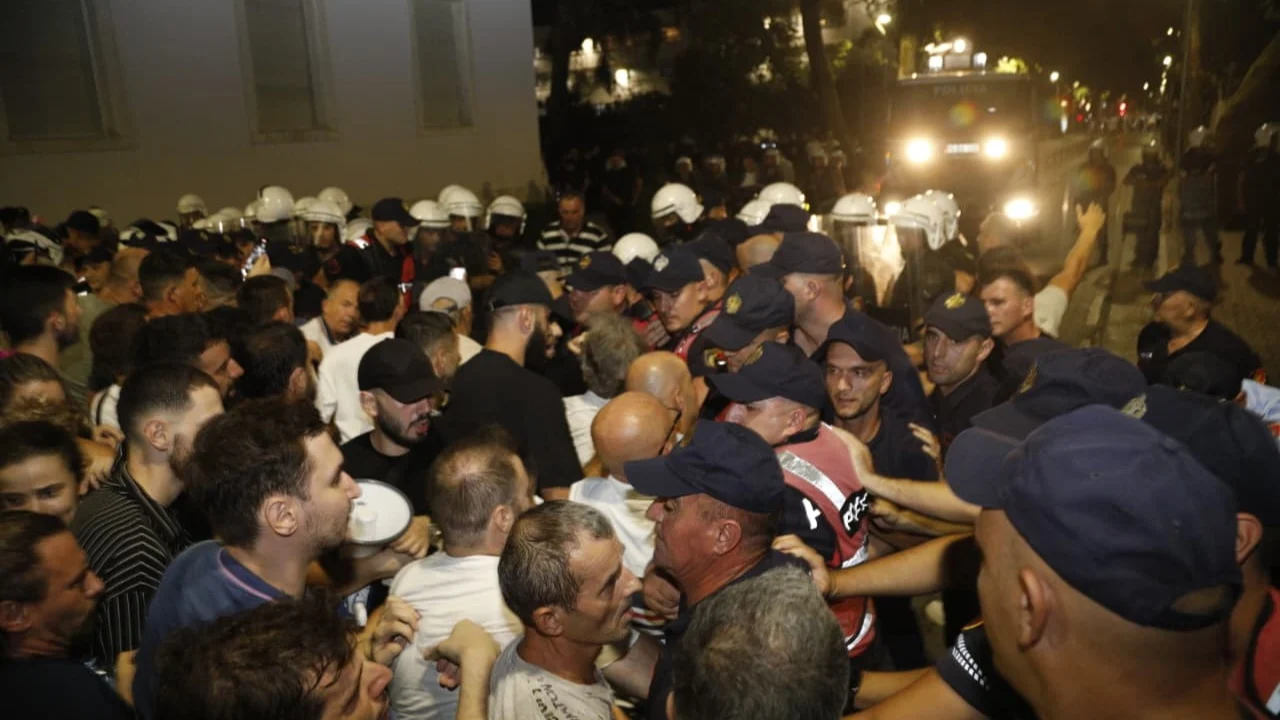 Arrestimi i 14 protestuesve, prokuroria kërkon lirimin e tyre, gjykata tërhiqet për të marrë vendim
