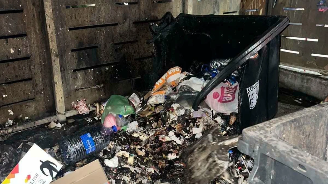 Shtatë kontejnerë digjen brenda një nate në Prishtinë, Pastrimi apelon për kujdes 