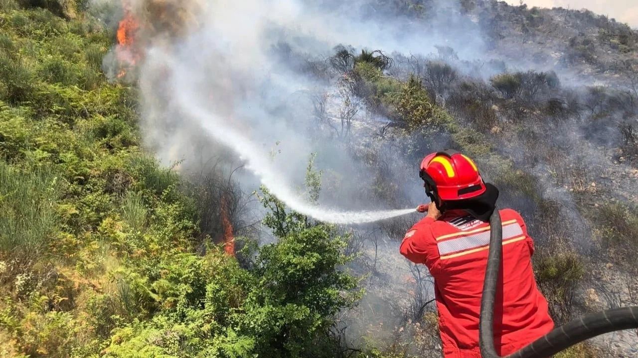 Situata e zjarreve në Lezhë drejt stabilizimit, deri më tani 200 hektarë sipërfaqe të djegura në dy fshatra