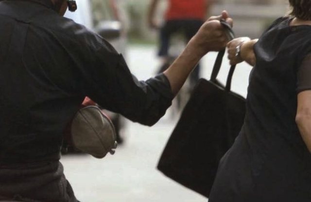 I fiksuar pas çantave të femrave, brenda 1 muaji kreu 5 vjedhje. Gjykata mbyll në burg 27-vjeçarin