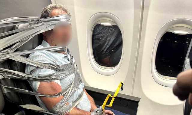 Panik në ajër/ Pasagjeri lidhet me ngjitës dhe zinxhirë në sediljen e avionit, zbardhet incidenti