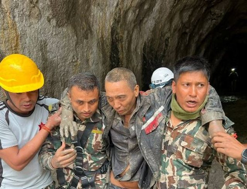 Pas 10 ditësh i bllokuar në tunel  shpëtohet i gjallë shtetasi kinez në Nepal