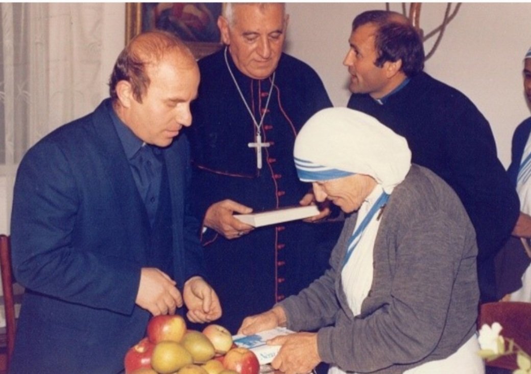 Shën Nënë Tereza, drita që na mëson ta shohim Krishtin te njeriu