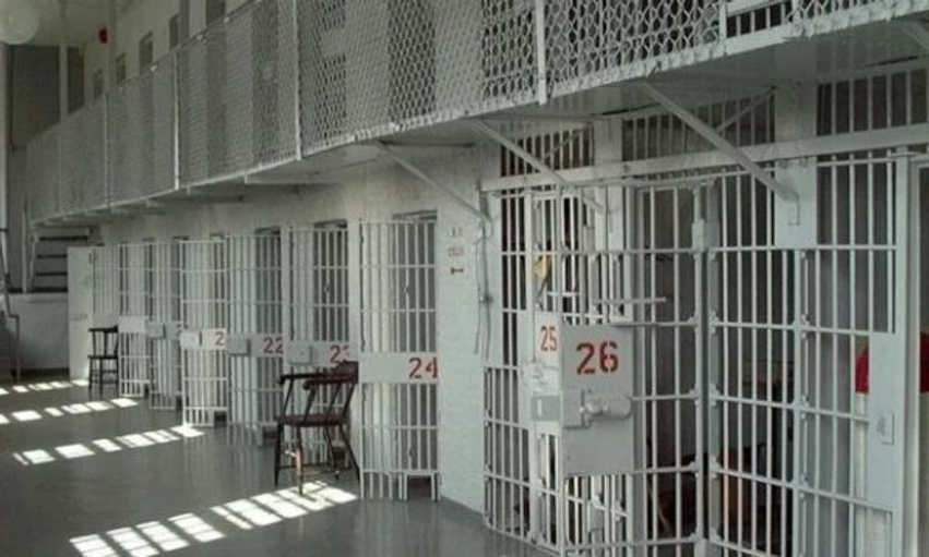 I burgosuri sulmon dy zyrtarë korrektues në Burgun e Sigurisë së Lartë  i hedhin sprej për ta futur në kontroll