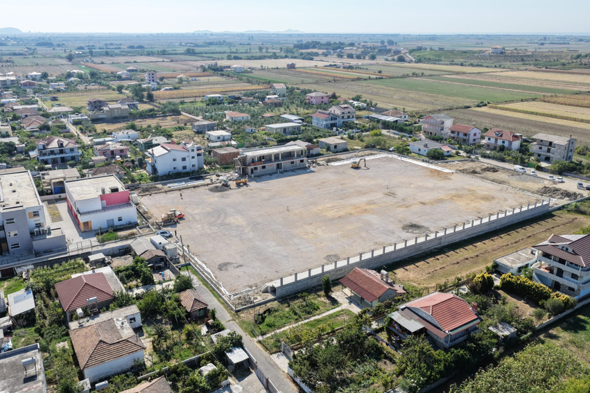 katundi-i-ri-ne-durres-me-mini-stadium
