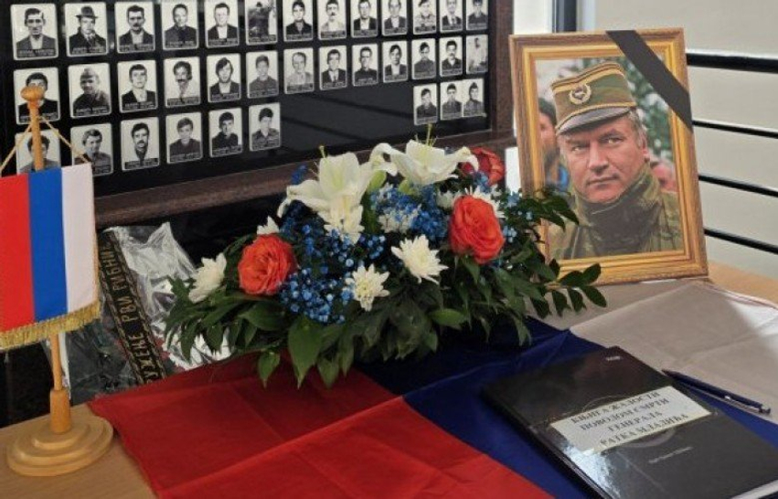 BE ja e ashpërsoi qëndrimin ndaj Serbisë për varrimin e Mlladiçit