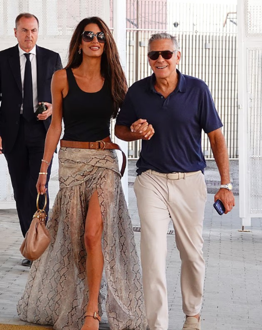 Amal Clooney shkëlqen në Venecia, shfaqet elegante krah bashkëshortit George 3 Image