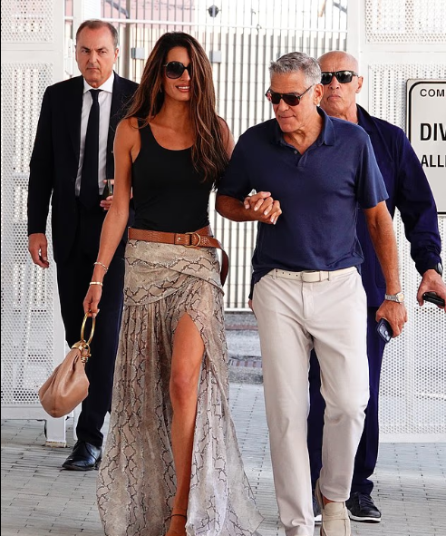 Amal Clooney shkëlqen në Venecia, shfaqet elegante krah bashkëshortit George