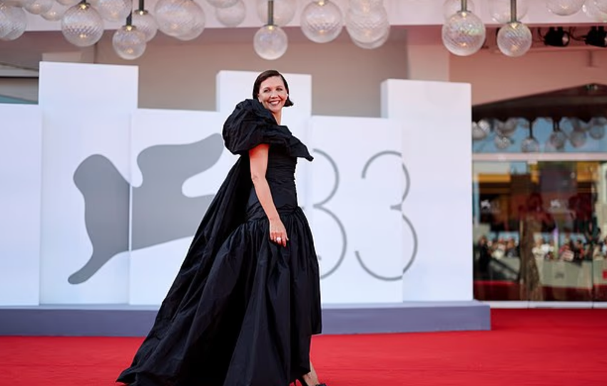 Maggie Gyllenhaal shkëlqen me një fustan të zi në Festivalin e Filmit në Venecia