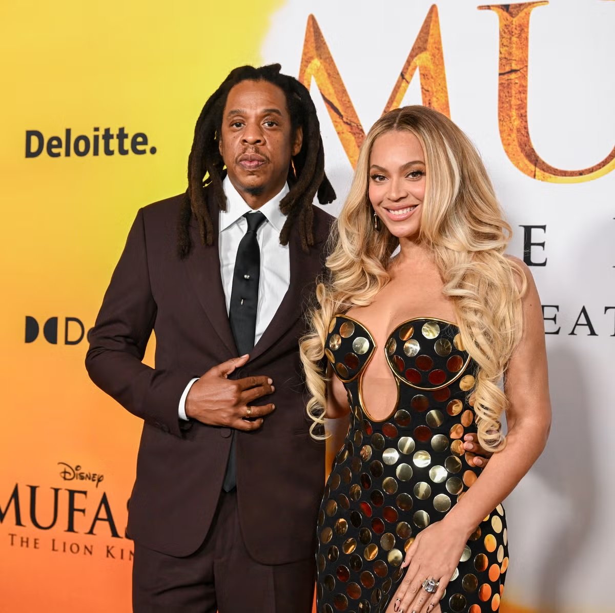 Jay-Z i bën serenatë Beyonce-s në ditëlindjen e saj, momenti i ëmbël në koncertin e Londrës