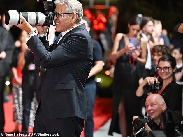 George Clooney bën shaka me fotografët në tapetin e kuq në Venecia