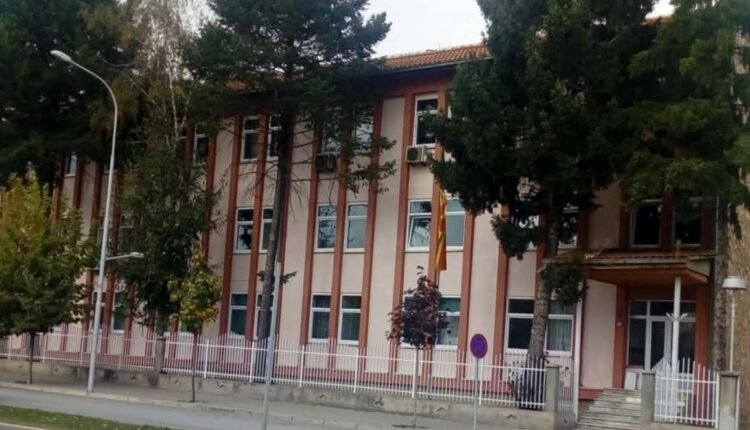 Skenë shokuese në Kërçovë/ 73-vjeçarja sulmon 2 fëmijë me dru dhe i ndjek me thikë!