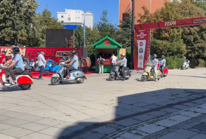 Vespat pushtojnë Prishtinën  nis festivali ndërkombëtar