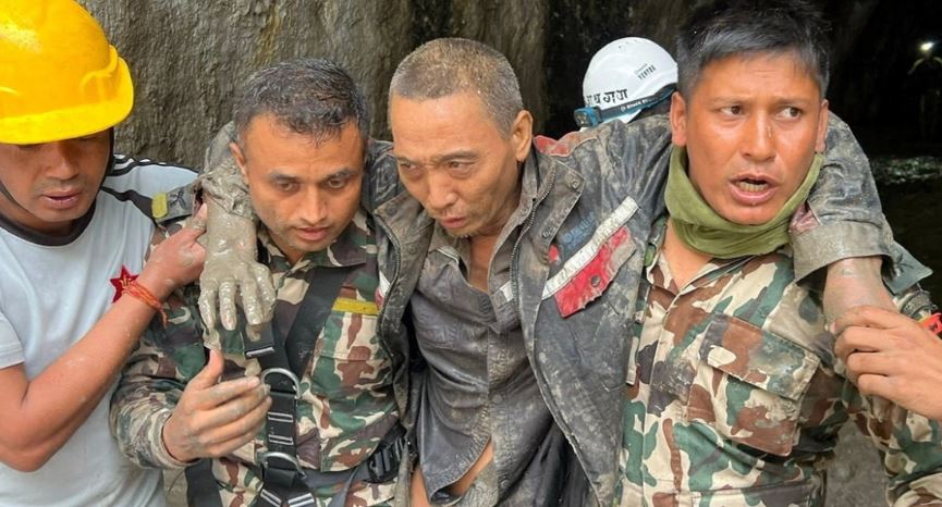 Shpresë në Nepal! Nxirret i gjallë nga tuneli nëntokësor punëtori i tretë, 10 ditë pas përmbytjeve katastrofike