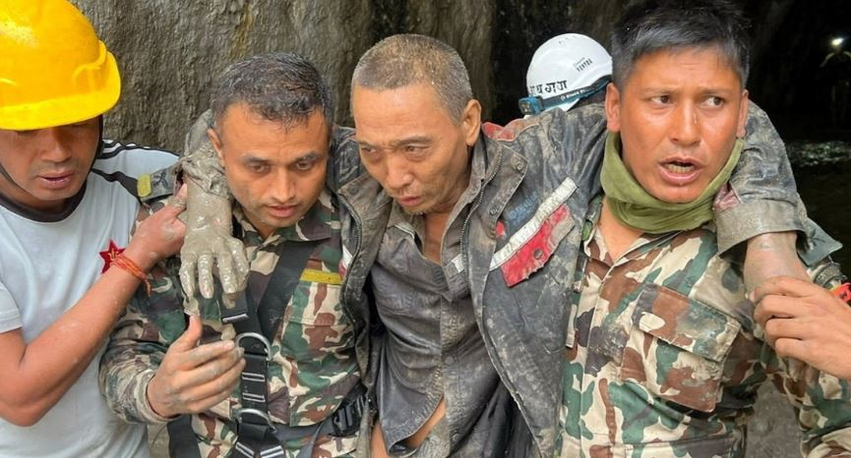 mrekulli-ne-nepal-dy-te-mbijetuar-gjenden-nente-dite-pas-permbytjeve-vdekjeprurese