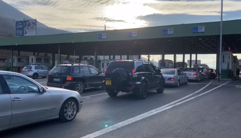Mbi 15 mijë qytetarë nga Kosova hyjnë në Shqipëri, fluks i lartë në Morinë
